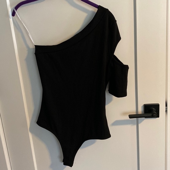 Lulus Ribbed One Shoulder Cold Shoulder Bodysuit NWT - Picture 2 of 8